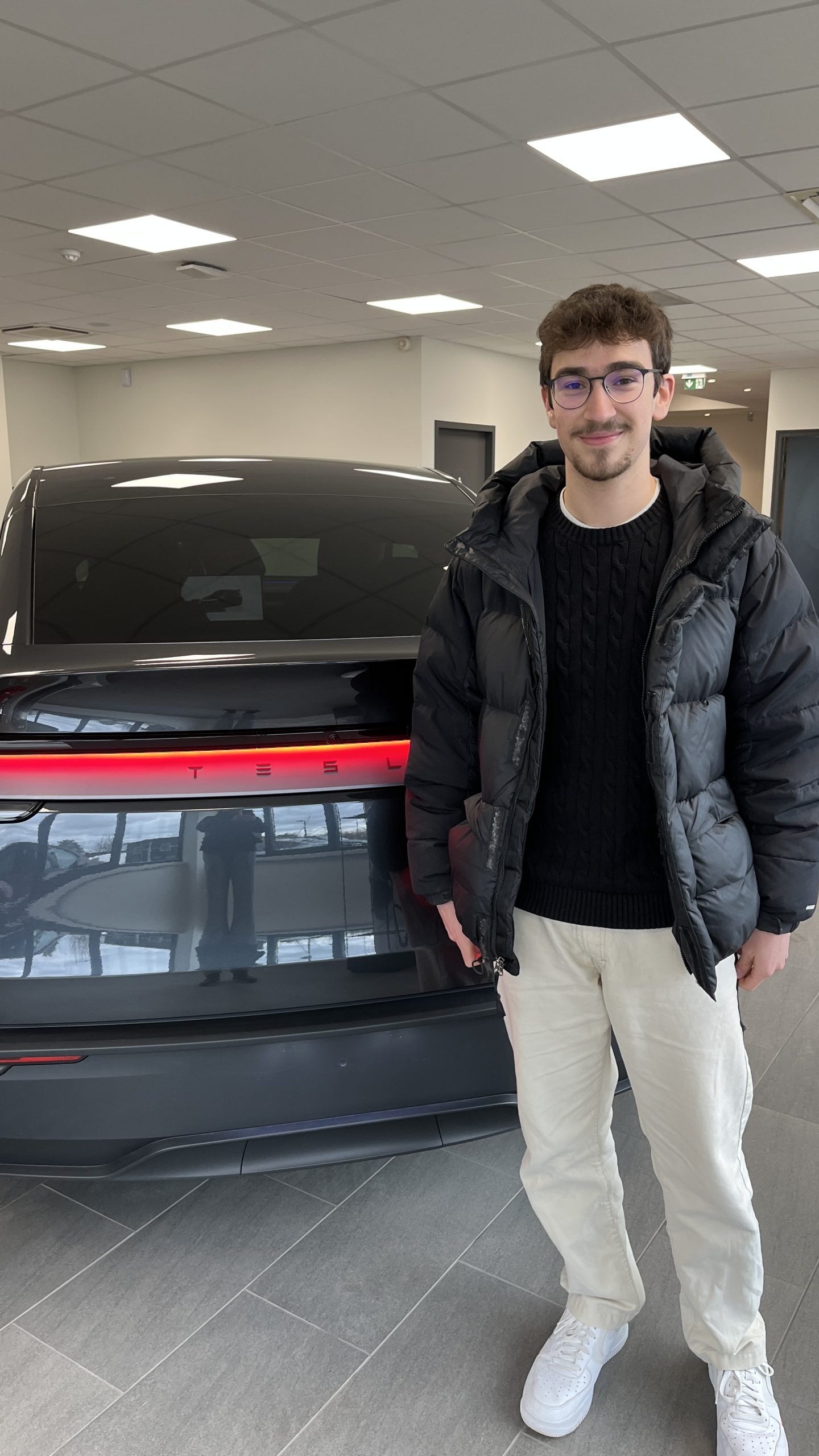 Thomas Rongy devant le Tesla Model Y Juniper 2026 à Lyon